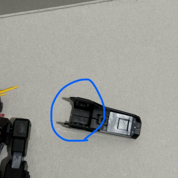 製作記録1仮組み。本体部分だけでもいくつか後ハメが必要そうなのでやってみました。スネ部分太ももと膝下部分を前後のABSで挟み込むのですが、膝下部分に干渉するので削って後ハメできるようにしました。隙間ができてしまったのですがこのままにするかプラ板を貼り付けるか少し考えます...笑頭部顔の接続部分のカットと干渉する部分をひたすら削っています。肩C字カットと干渉する部分を削りました。肩がグラグラになってしまったので組み上げる前に対策を考えようかと思います。後ハメに関してはいつもネットを参考にさせてもらうのですが、こやつに限ってはほとんど情報がないので完全な現物合わせです...w(3枚目)