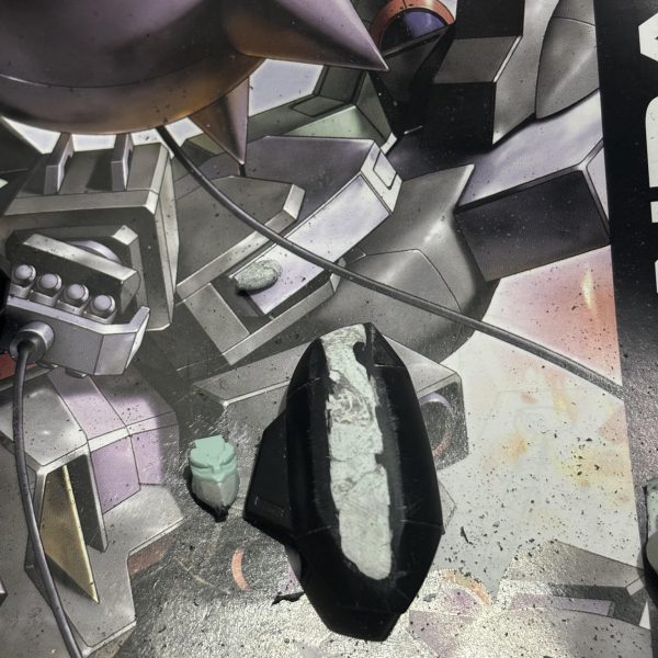 製作記録2仮組みしながらどうやって仕上げるか考えていたのですが、レイダー制式仕様っていうMSVの機体を製作しようと思います！ただ色変えで作るのもいいんですがせっかくなので近づけてみようかなと。・フェイスどうやら制式仕様はツォーン？がないみたいなのでエポパテで埋めました。・足足のスラスターもないのでとりあえず切り落として内側からパテで埋めてみましたがこんなのでいいのでしょうか？笑（2枚目）
