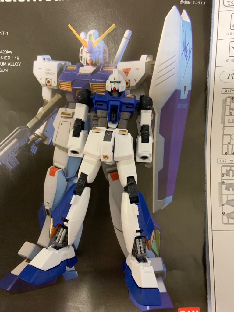 作成中です。このキットのすごいとこは360°モニターになった球体のコクピットが再現されている所ですね、まぁ完成したら隠れちゃうけどちょっとした感動がありました。