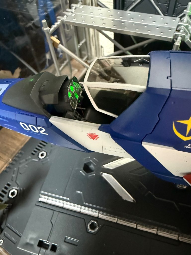 コックピットも電飾入れてます😃