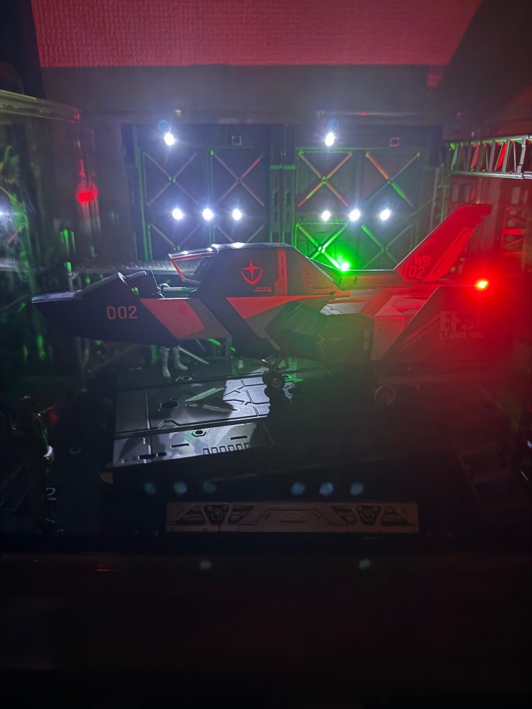 今回は、電飾も入れてみています。磁石式の小型LEDで光らせてます！夜の格納庫っぽくてお気に入りです♪