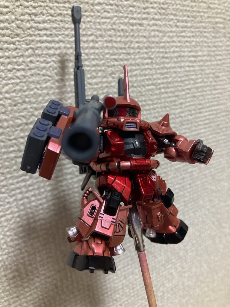 腰の白ライン、デカール切って合うように貼ったんですが塗装色がデカールに滲んでしまって、クリアー吹いてその上からやればよかったなと後悔してます。