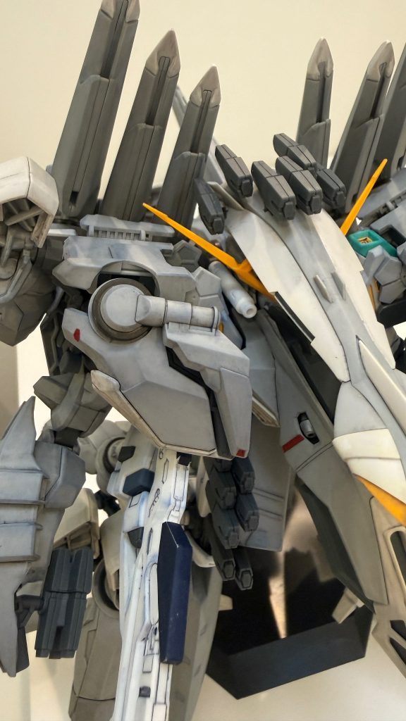 スジボリと墨入れはせずにウェザリングマスターなどで陰影出しにトライ、難しい(zaku-kao10)でも、完成するとカッコいい〜(gundam-kao3)ガンプラはやめられん(gandam-hand1)