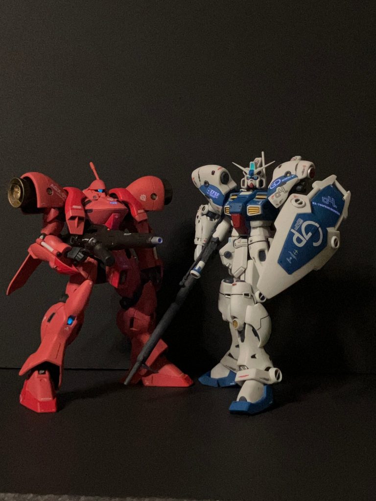 以前改造したGP04ガーベラ（ロボット魂改造品）と2ショット。同じ機体には見えない・・・。