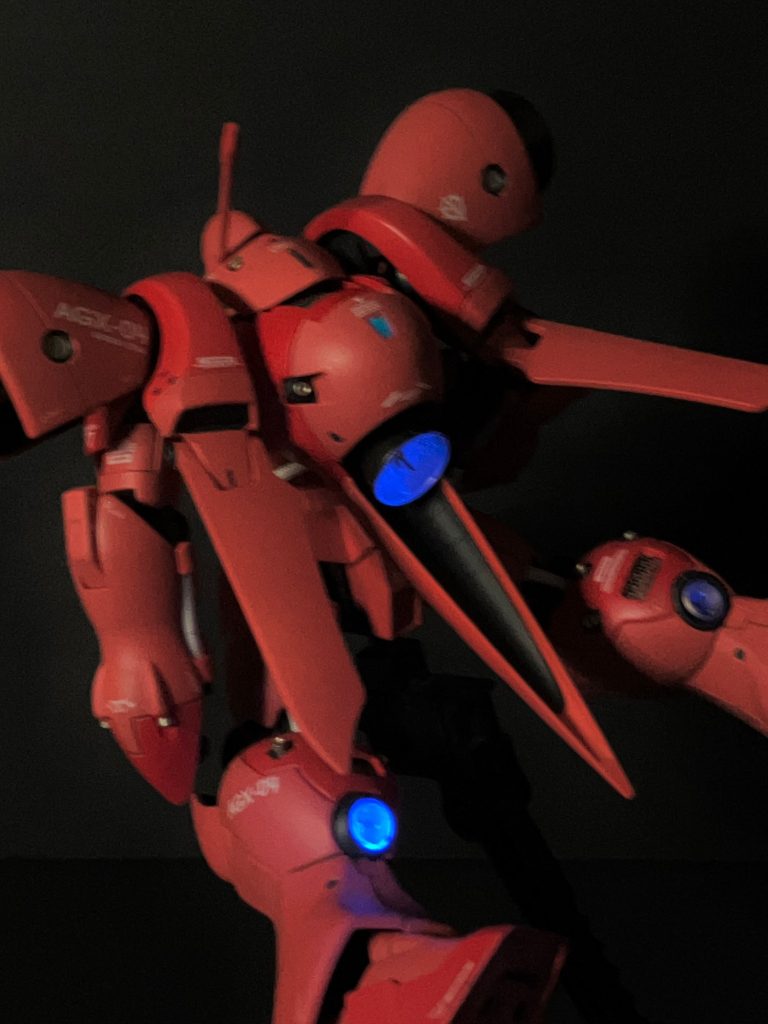 肩部背面スタビライザーは跳ね上がるようにヒンジ加工。