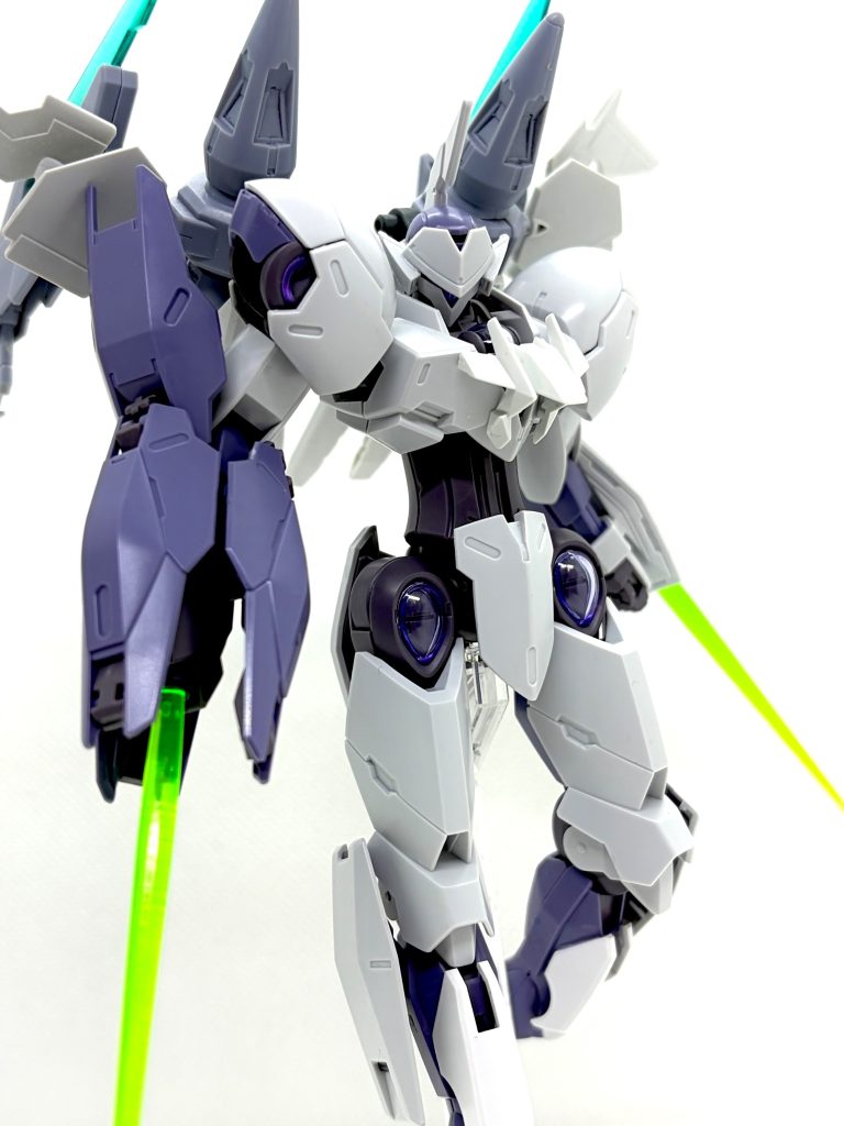 まずはこのミカエリスの特徴であるお顔ですね。これは色々な作品を参考にしていた時にかっこいいなと思い取り入れさせていただきました。デザインナイフで少しずつ切り込み入れていましたが最終的にニッパーで切りました。他に手を加えたところは、胸と足にダブルオー系(ダイバーかダイバーアーク)の余剰パーツを取り付けています。