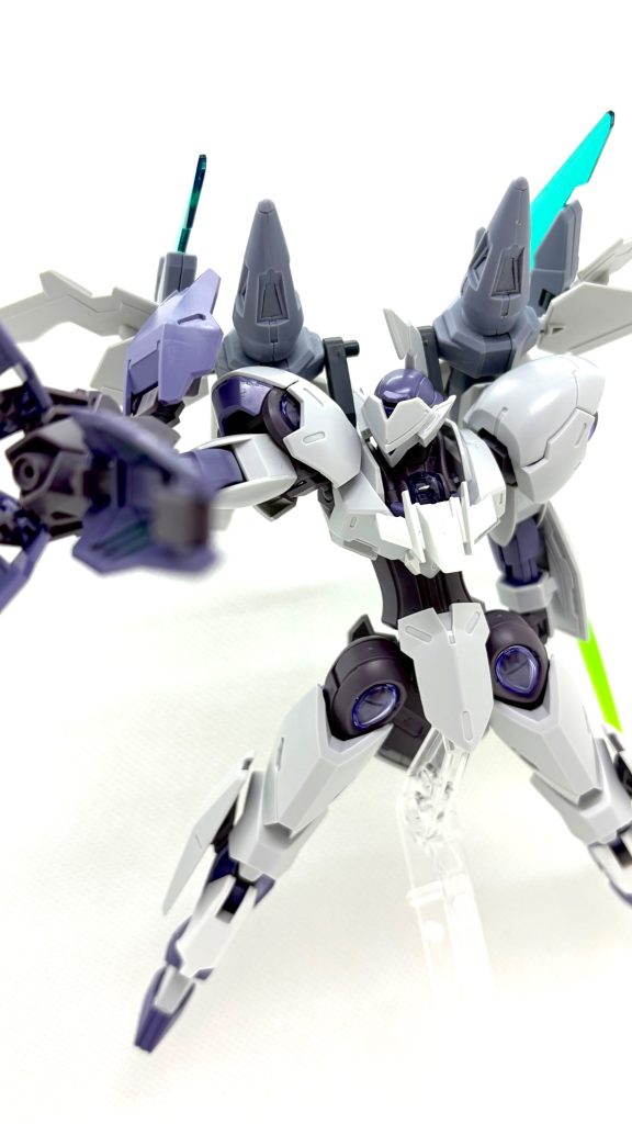ビジュアルはかなり好みになりました。いままではパーツを取り替えるだけの簡単ミキシングやガンダムマーカーの部分塗装くらいでしたが、接着剤を取り入れて幅が広がりました。今後はスジ彫りにも挑戦してみようと思います。