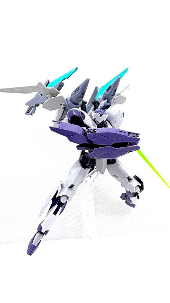 バックパックにAGE2SVとポータントフライヤーの一部を組み合わせて取り付け。前に作ったガンプラのパーツがいい感じに噛み合うと嬉しいです。