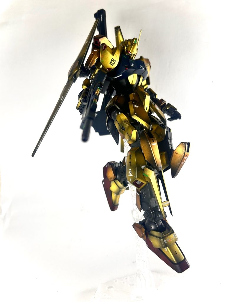 降り立つ感じでフィニッシュ&nbsp;最高でした、とにかく最高なキットでした。組みごたえ・可動域・デザイン全てがバランス良く楽しすぎるキットですね✨ゴールドの色味を考える時間すら本当に楽しませていただきました！ですがまだだ！組みたいキットは山ほどあるのでガンプラライフはまだ終わらんよ‼️次は何を組もうか、余韻に浸りながら考えます。今回は以上です、ありがとうございました‼️