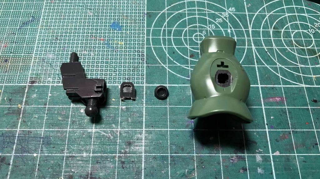 　ふくらはぎ内部のバーニアはスネのフレームと一体なので、事前にノコギリで切り離して別パーツ化。こちらも塗装後に接着しています。そのままでは干渉するので下側を削ってスライドさせて置けるようにしています。