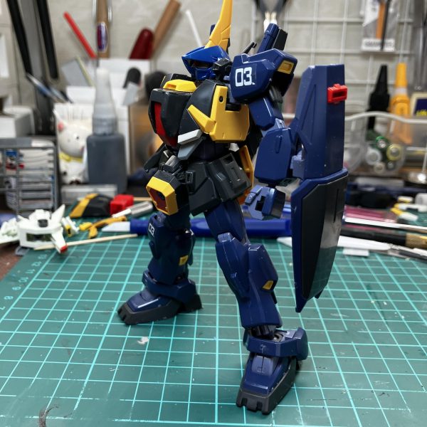 胸部アーマー形状変更、センサー追加。リア尻部アーマー分割可動化。脚を後部に跳ね上げられるように改造。家の余剰パーツを駆使してます。素組みクリアverと並べてみました。脚は旧HGUCマークⅢのままなので今後改造していきます。（2枚目）