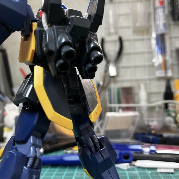 胸部アーマー形状変更、センサー追加。リア尻部アーマー分割可動化。脚を後部に跳ね上げられるように改造。家の余剰パーツを駆使してます。素組みクリアverと並べてみました。脚は旧HGUCマークⅢのままなので今後改造していきます。（3枚目）