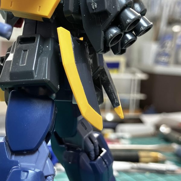 胸部アーマー形状変更、センサー追加。リア尻部アーマー分割可動化。脚を後部に跳ね上げられるように改造。家の余剰パーツを駆使してます。素組みクリアverと並べてみました。脚は旧HGUCマークⅢのままなので今後改造していきます。（4枚目）