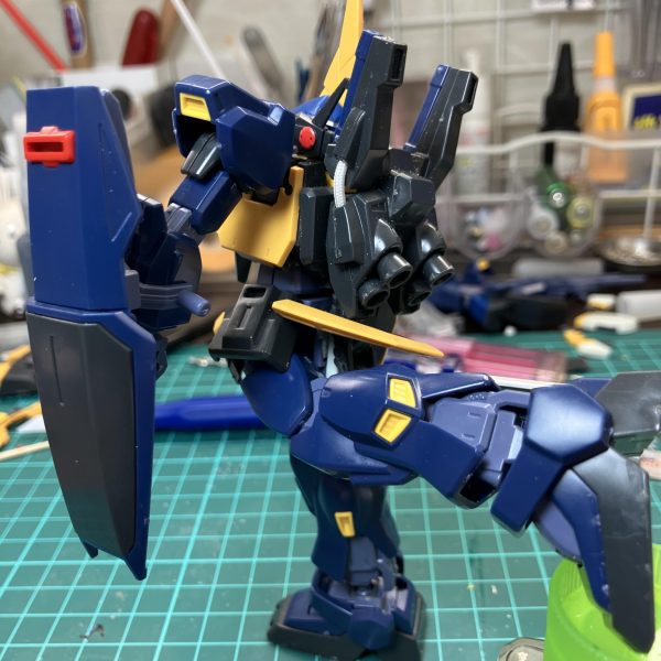 胸部アーマー形状変更、センサー追加。リア尻部アーマー分割可動化。脚を後部に跳ね上げられるように改造。家の余剰パーツを駆使してます。素組みクリアverと並べてみました。脚は旧HGUCマークⅢのままなので今後改造していきます。（5枚目）