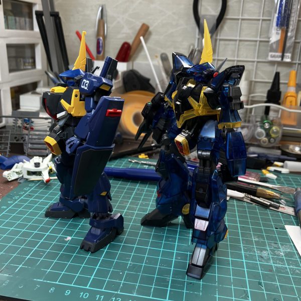 胸部アーマー形状変更、センサー追加。リア尻部アーマー分割可動化。脚を後部に跳ね上げられるように改造。家の余剰パーツを駆使してます。素組みクリアverと並べてみました。脚は旧HGUCマークⅢのままなので今後改造していきます。（6枚目）