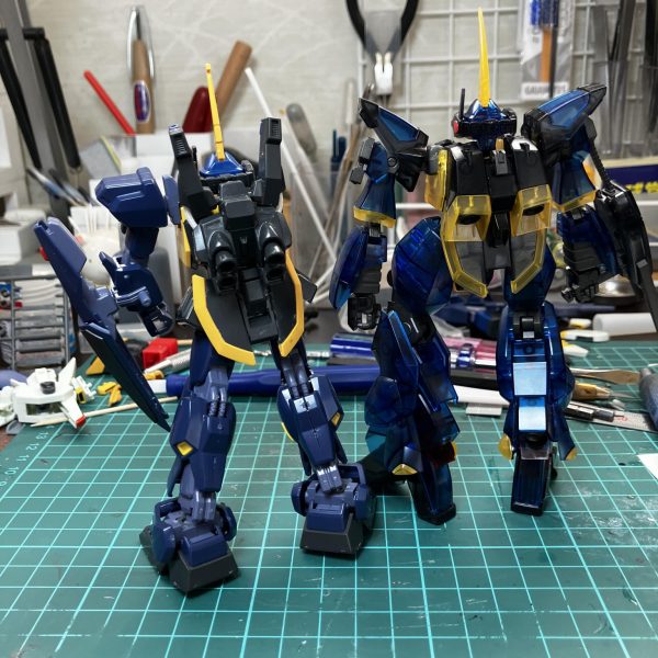 胸部アーマー形状変更、センサー追加。リア尻部アーマー分割可動化。脚を後部に跳ね上げられるように改造。家の余剰パーツを駆使してます。素組みクリアverと並べてみました。脚は旧HGUCマークⅢのままなので今後改造していきます。（7枚目）