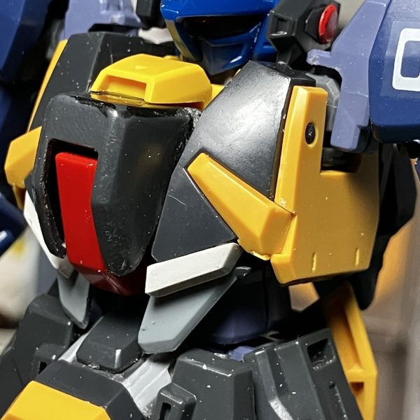 脚はリバイブ版mkⅡより拝借。スリッパはバーザム純正です。胸部はバーザムをベースにコクピット部は旧HGUC mkⅡ &nbsp;ダクト周りはZプラス。ハッチ上部センサーはSガンダムのものをミキシングしました。カトキ版バーザムを目指してますが、オリジナルMSになってしまいました。脚のブースターとランチャー付きビームライフルは後日チャレンジします。（2枚目）