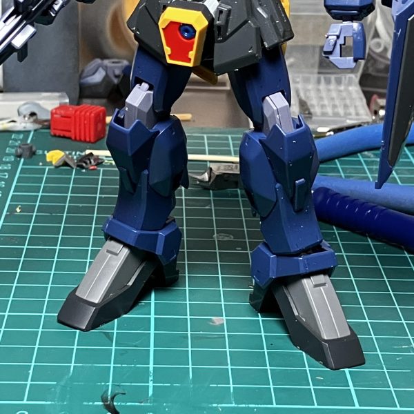 脚はリバイブ版mkⅡより拝借。スリッパはバーザム純正です。胸部はバーザムをベースにコクピット部は旧HGUC mkⅡ &nbsp;ダクト周りはZプラス。ハッチ上部センサーはSガンダムのものをミキシングしました。カトキ版バーザムを目指してますが、オリジナルMSになってしまいました。脚のブースターとランチャー付きビームライフルは後日チャレンジします。（3枚目）