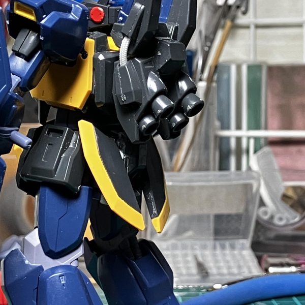脚はリバイブ版mkⅡより拝借。スリッパはバーザム純正です。胸部はバーザムをベースにコクピット部は旧HGUC mkⅡ &nbsp;ダクト周りはZプラス。ハッチ上部センサーはSガンダムのものをミキシングしました。カトキ版バーザムを目指してますが、オリジナルMSになってしまいました。脚のブースターとランチャー付きビームライフルは後日チャレンジします。（4枚目）