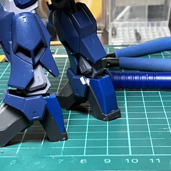 脚はリバイブ版mkⅡより拝借。スリッパはバーザム純正です。胸部はバーザムをベースにコクピット部は旧HGUC mkⅡ &nbsp;ダクト周りはZプラス。ハッチ上部センサーはSガンダムのものをミキシングしました。カトキ版バーザムを目指してますが、オリジナルMSになってしまいました。脚のブースターとランチャー付きビームライフルは後日チャレンジします。（5枚目）