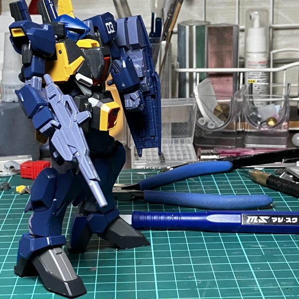 脚はリバイブ版mkⅡより拝借。スリッパはバーザム純正です。胸部はバーザムをベースにコクピット部は旧HGUC mkⅡ &nbsp;ダクト周りはZプラス。ハッチ上部センサーはSガンダムのものをミキシングしました。カトキ版バーザムを目指してますが、オリジナルMSになってしまいました。脚のブースターとランチャー付きビームライフルは後日チャレンジします。（6枚目）