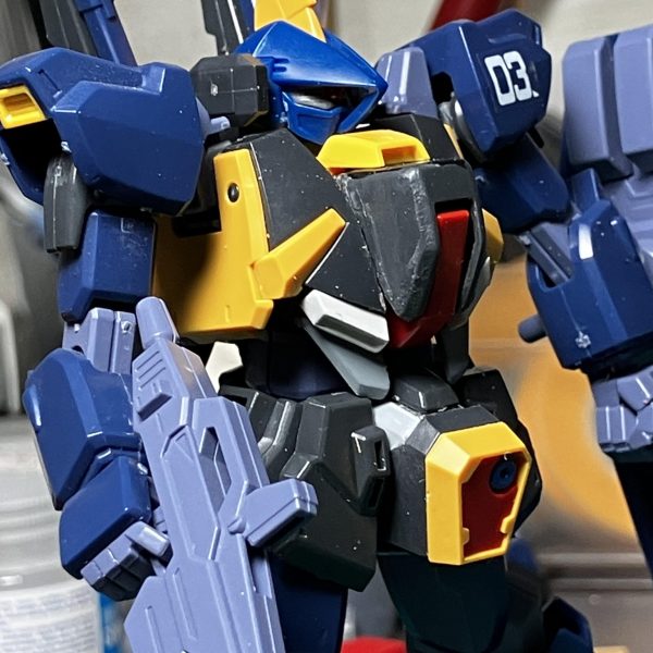 脚はリバイブ版mkⅡより拝借。スリッパはバーザム純正です。胸部はバーザムをベースにコクピット部は旧HGUC mkⅡ &nbsp;ダクト周りはZプラス。ハッチ上部センサーはSガンダムのものをミキシングしました。カトキ版バーザムを目指してますが、オリジナルMSになってしまいました。脚のブースターとランチャー付きビームライフルは後日チャレンジします。（7枚目）