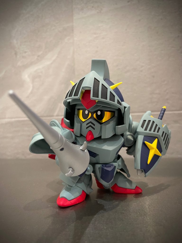 スピアで攻撃。ナイトガンダムの知識はありませんが、西洋甲冑とガンダムの組み合わせが素晴らしいと思います。