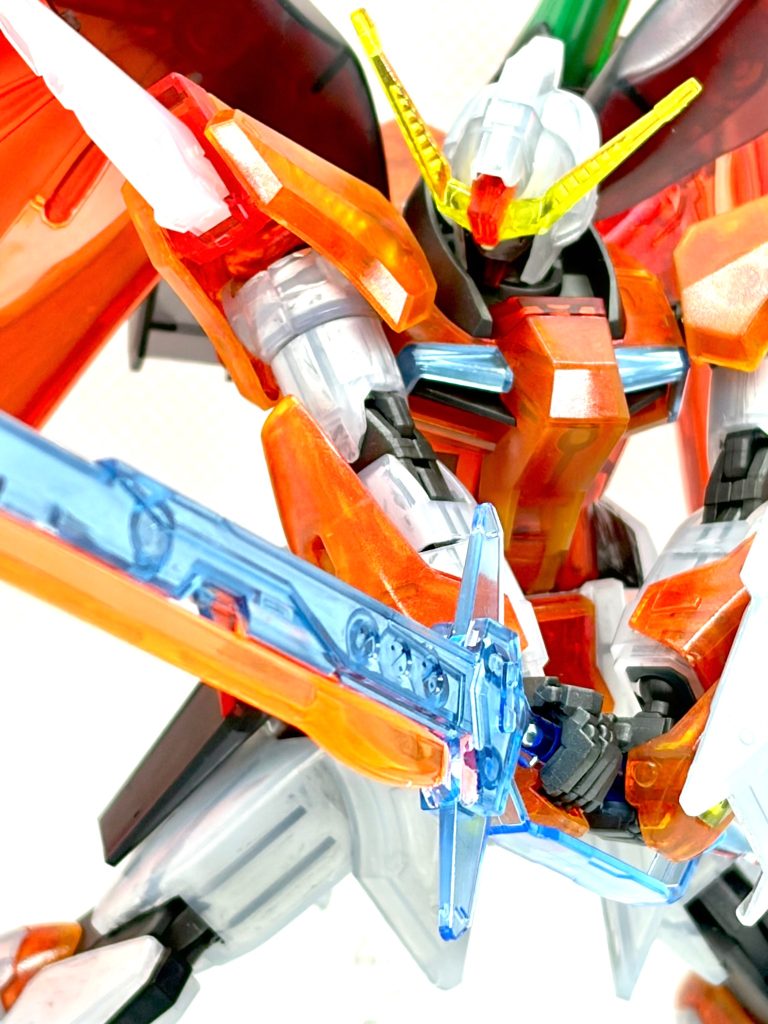 以上ハイネ専用デスティニーでした。画像だとうまく撮れず明るさや彩度を多少加工していますが実物はいい感じに仕上がっています。チャレンジしてみてよかったです。本来はファラクトをお盆休み中に投稿しようと思っていましたが、このキットがガンダムベースにあると知り買いに行き作成しました。ファラクトはランナーから切り出しているので、ゆっくりゲート処理やアレンジ加えていこうと思います。とりあえずハイネ機かっこよく出来て満足です。