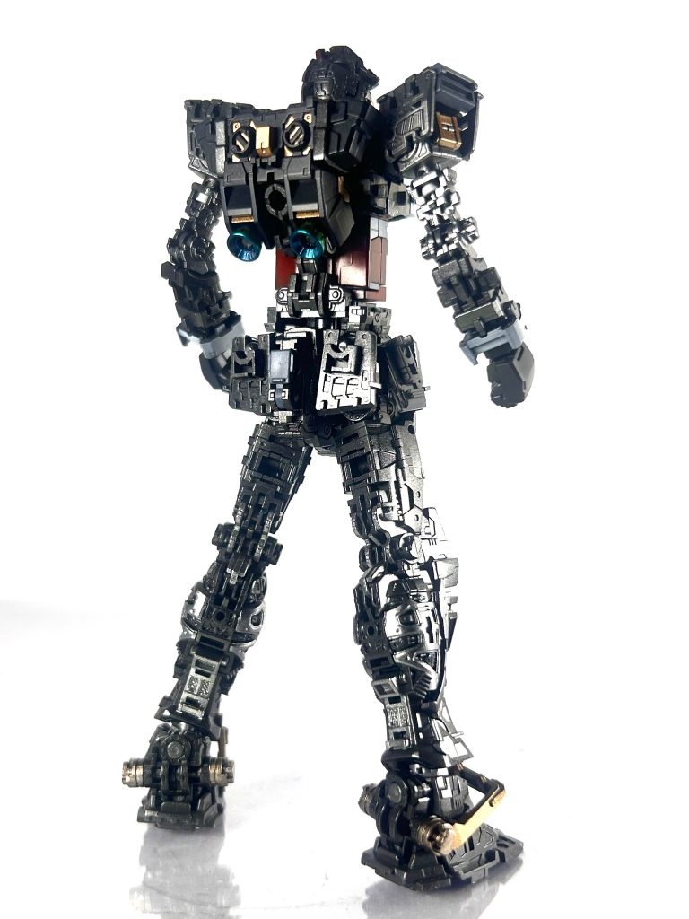 今作はとくにフレームに力を入れて塗装しました。わかりにくいですが、シルバー3種とアクセントにカッパーゴールドを