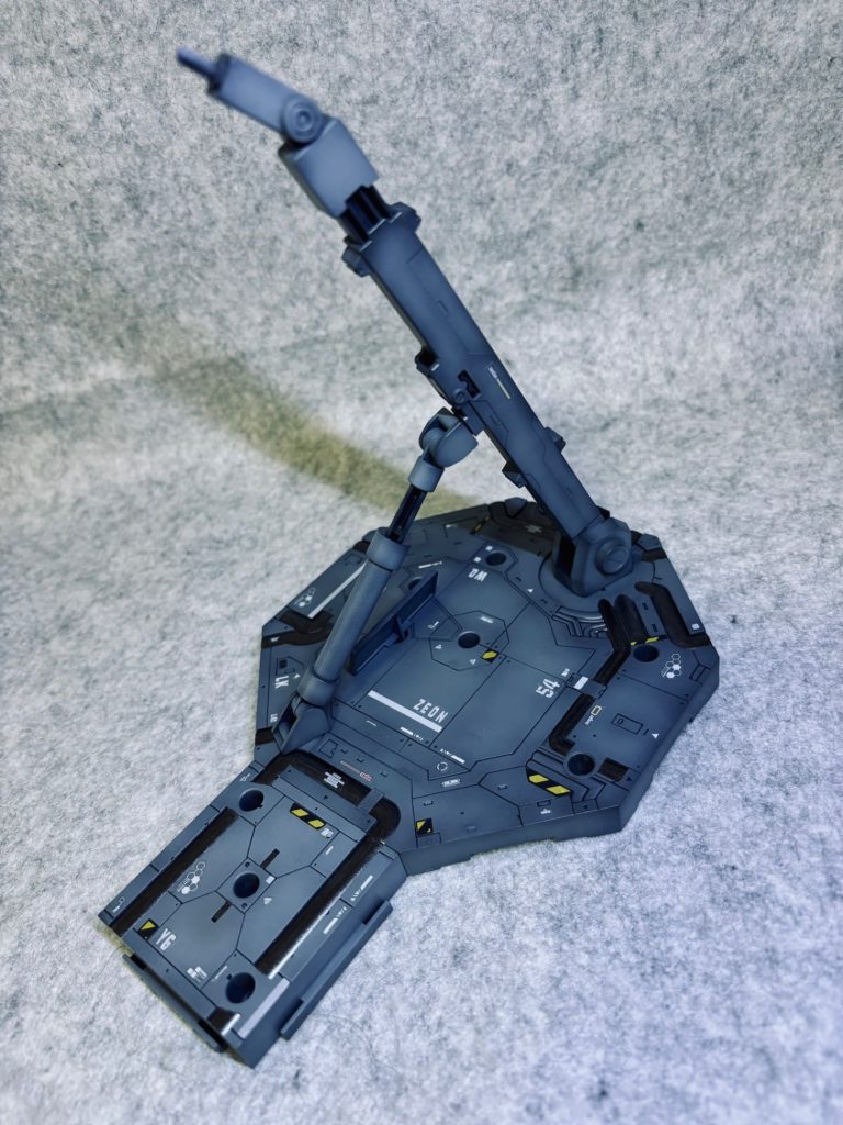 コロニーのような壁面感がたまりません🥰アーム固定用の穴にLEDを仕込んで、下からリックドムを照らそうとテストしましたが、大して照らせなかったので却下💦