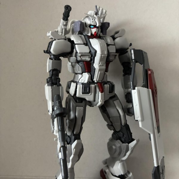 お疲れ様です。ガンダムEXが手に入ったので前から陸戦型系統にしたく、ベースができたのでここから更に変えてこうと思います。元々のディテールは細かく入ってるのでワクワクです。このガンダム、、顔、腕の長さ、肩のキャノンの物足りなさ納得いかなかったです。汗ジークアックスの白いガンダムとミキシングを当初検討してましたが、、こっちのフェイスで進めます（2枚目）