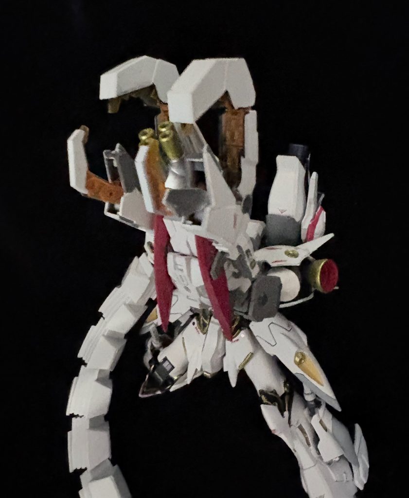 右手はMG版のアームドアーマードVNとかをつかいつつ、UC近辺のパーツでミキシングしてみました。