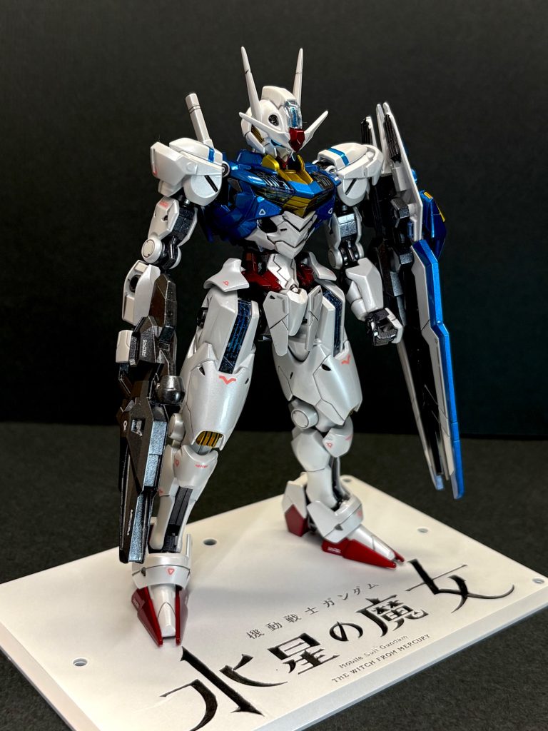 付属の台座は諸先輩方の作例を参考に白ベースにパールシルバーを塗装しました。文字はシタデルカラーで塗装しました。