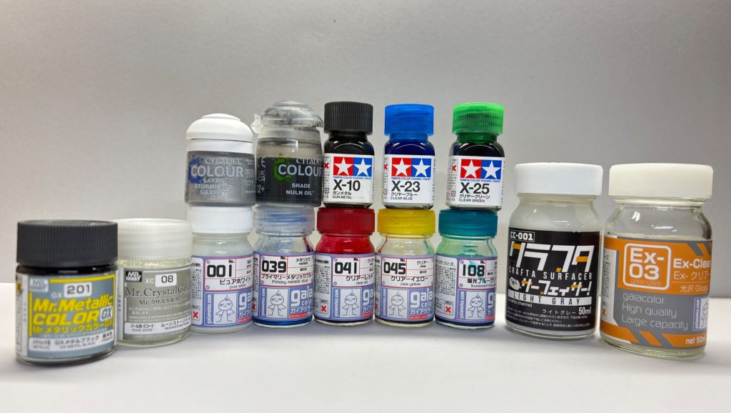 塗装メモ白部分:白ベースにムーンストーンパール青部:プライマリーメタリックブルー赤部:クリアレッドのキャンディ塗装黄部:クリアイエローのキャンディ塗装フレーム、ビームライフル:メタリックブラック肩部の青:シタデルカラーのシルバー下地にエナメルのクリアブルーを筆塗りプレート:サーフェーサー→白→パールシルバー