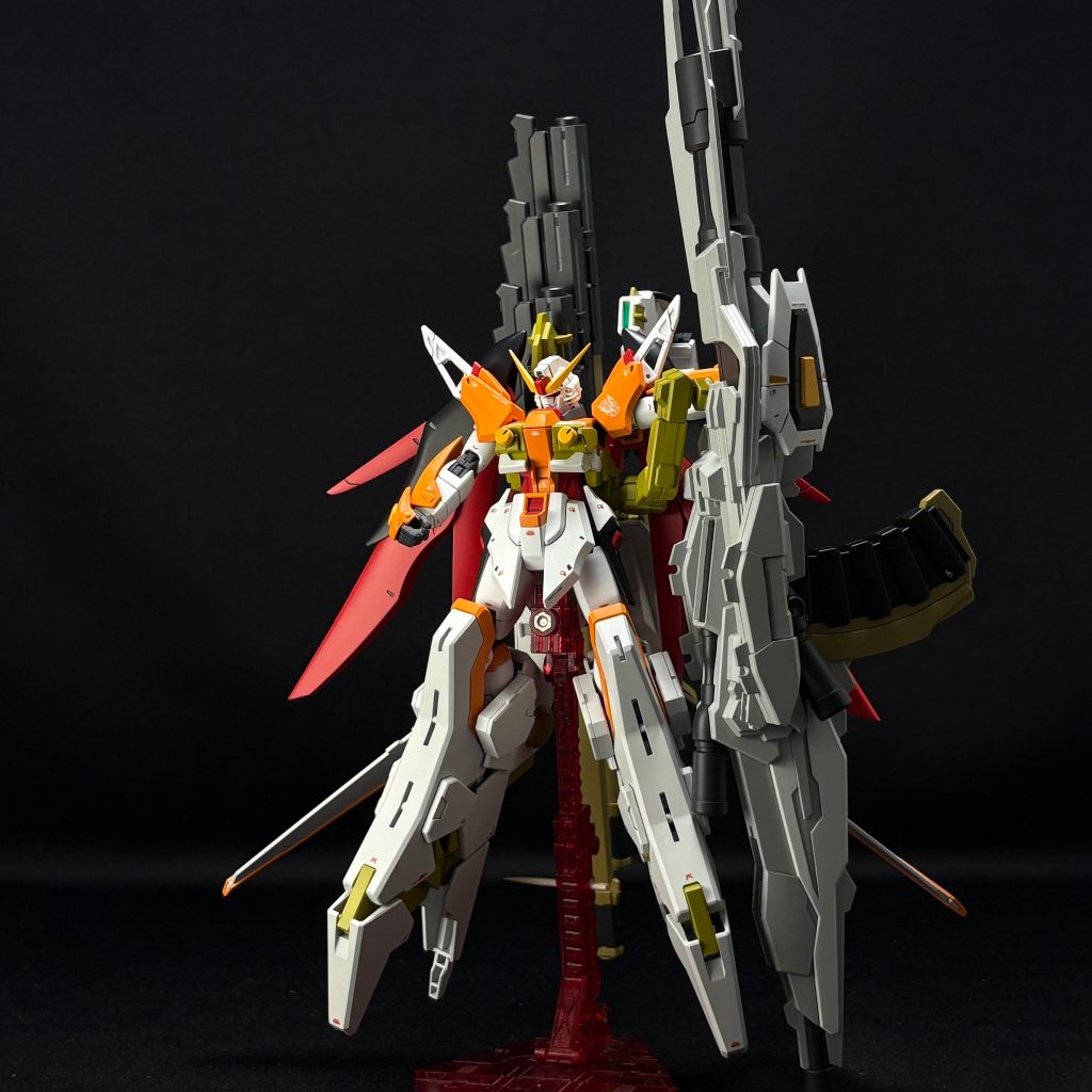 ガンプラを普通に作っているだけでは、なかなか身につかない。でも、塗装するなら知っておきたいことがあります。大切なのは、色にはそれぞれ関係性があるということ。今回のオレンジを目立たせる方法としては、補色である青を組み合わせる方法もあります。ただ、補色というのは、お互いを引き立て合う関係。つまり、オレンジを目立たせる一方で、青も同時に目立ってしまいます。&nbsp;