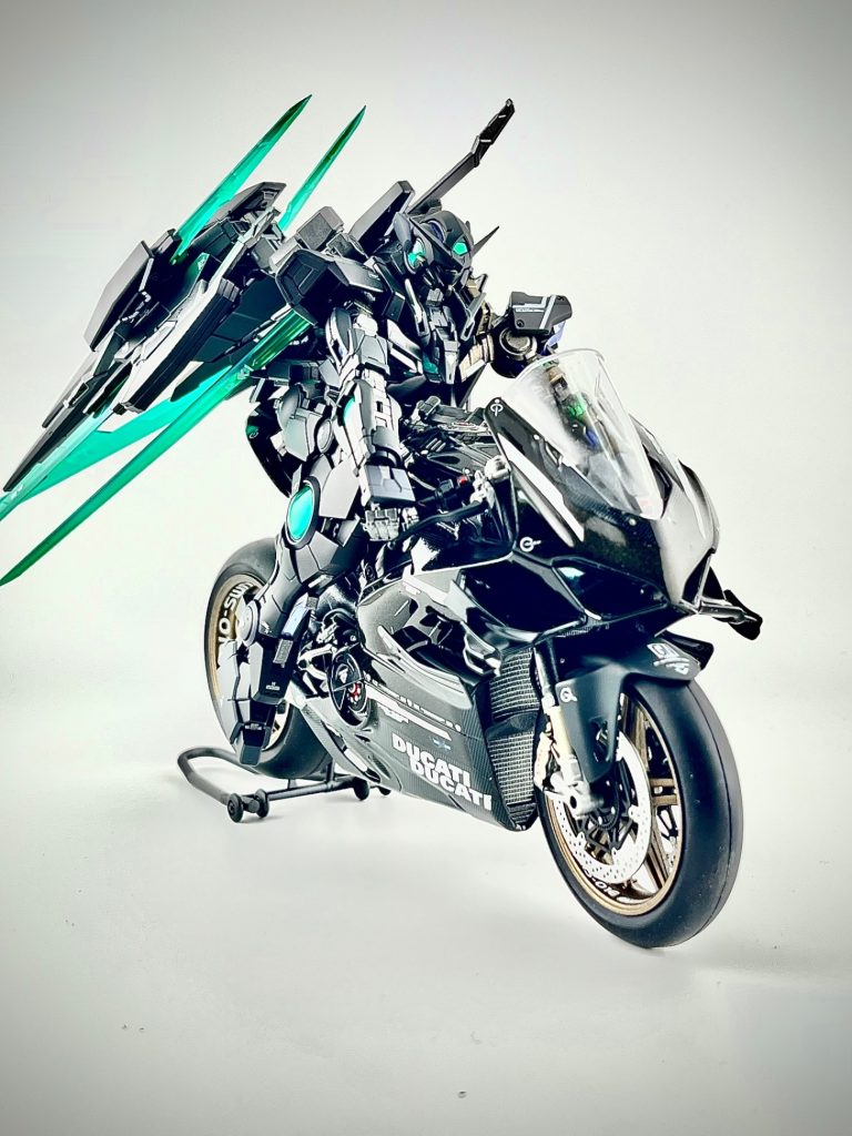 んー。。オーバーホールしたハンドピースが調子悪くてバイクは缶スプレーのグロスクリヤーで仕上げたんですが、あまりにも吐出量が多くてビビりました😱ヒーターでムリヤリ乾燥させながらだったのでおかげでツヤツヤに😍