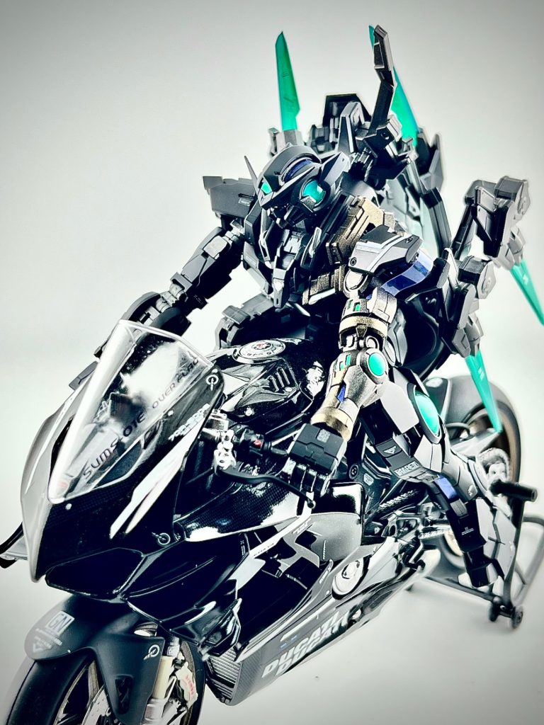前にアストレアを乗せたことがあったので今回もイケるだろと思ったんですが、腰回りをあちこちバラしてやっと乗せれました🫢