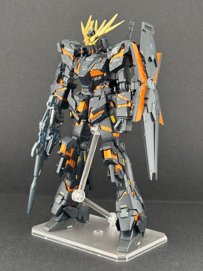 アンテナ以外はユニコーンガンダム&nbsp;1号機を使用しています。小説版とアニメ版の本体の違いは、襟元の飾りの有無だけなので、作製自体は楽です。