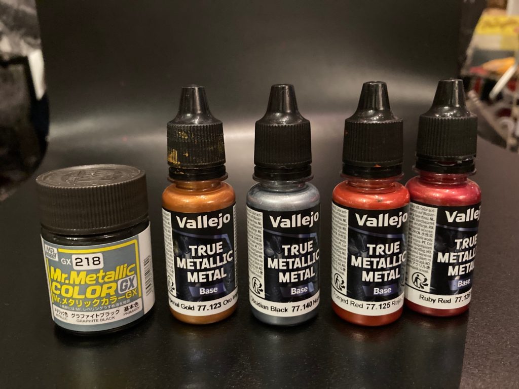 本体色はファレホのトゥルーメタリックメタル、forged redとruby redのbaseを使用、メカ部分はobsidian black、ゴールドはimperial goldをそれぞれ使っております。初めての使用でしたが筆塗りでも塗りやすかったです。しかもきれいにメタリックに仕上がりました。バックパックやシールドの黒部分は唯一油性のグラファイトブラックをエアブラシ塗装しております。重厚な発色がいいですね。最後までご覧いただきありがとうございました。