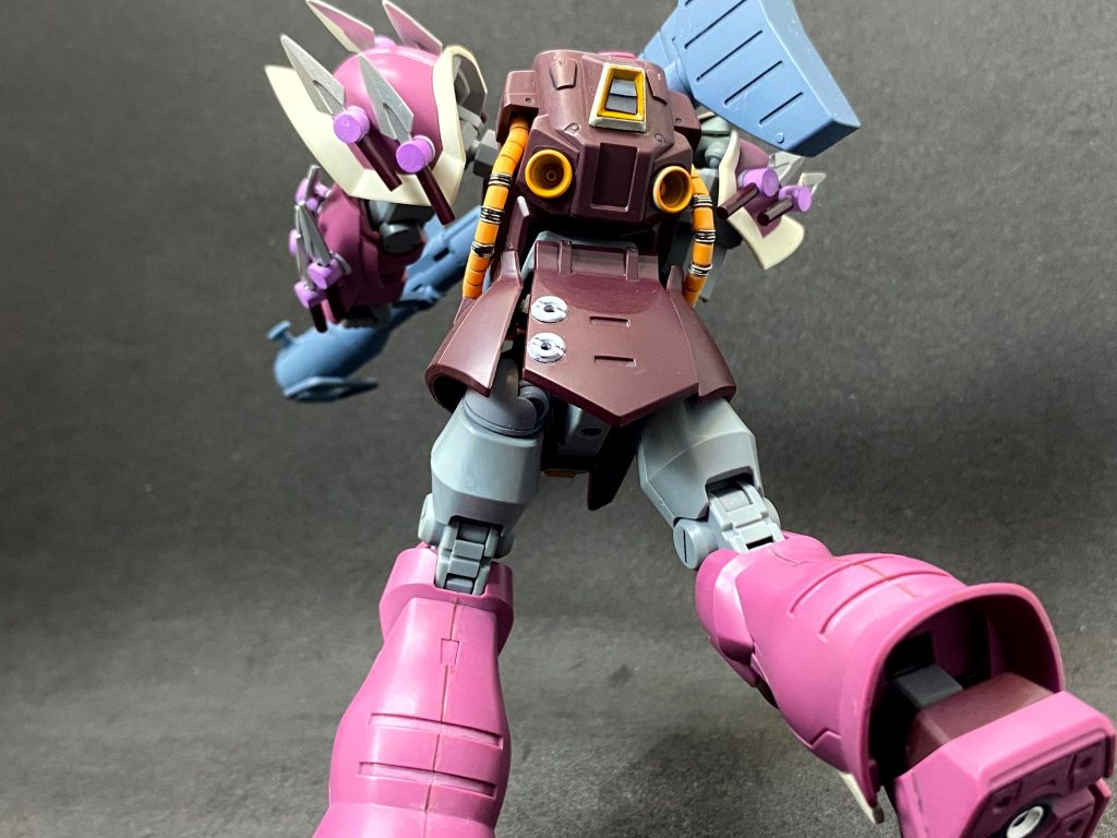 腰部から背中への動力パイプは、キットそのままのパーツ。斜めに凹むところは半田線巻いています。