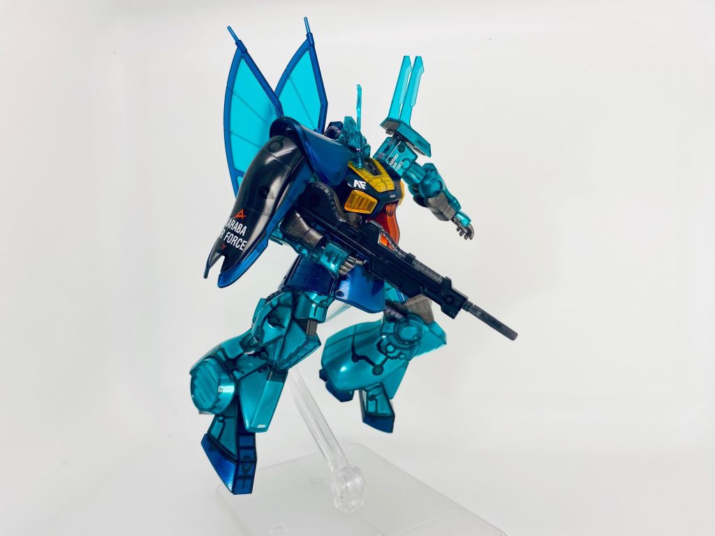 ガンダムマーカーは塗りだとどうしてもムラになってしまうので、専用のエアブラシで吹き付けることにしました。
