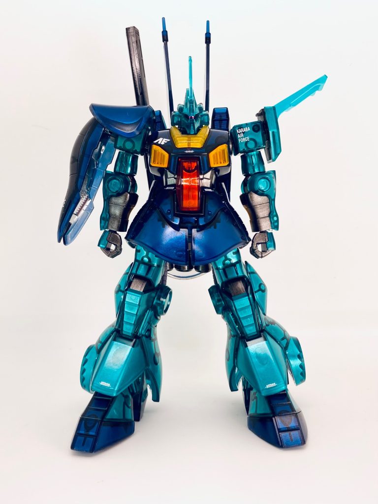 初めてのクリアカラーなので、YouTubeなど色々参考にしました。そして、今回はガンダムマーカーEXメッキシルバーでメカニカルコアメッキ風仕上げでいくことにしました。