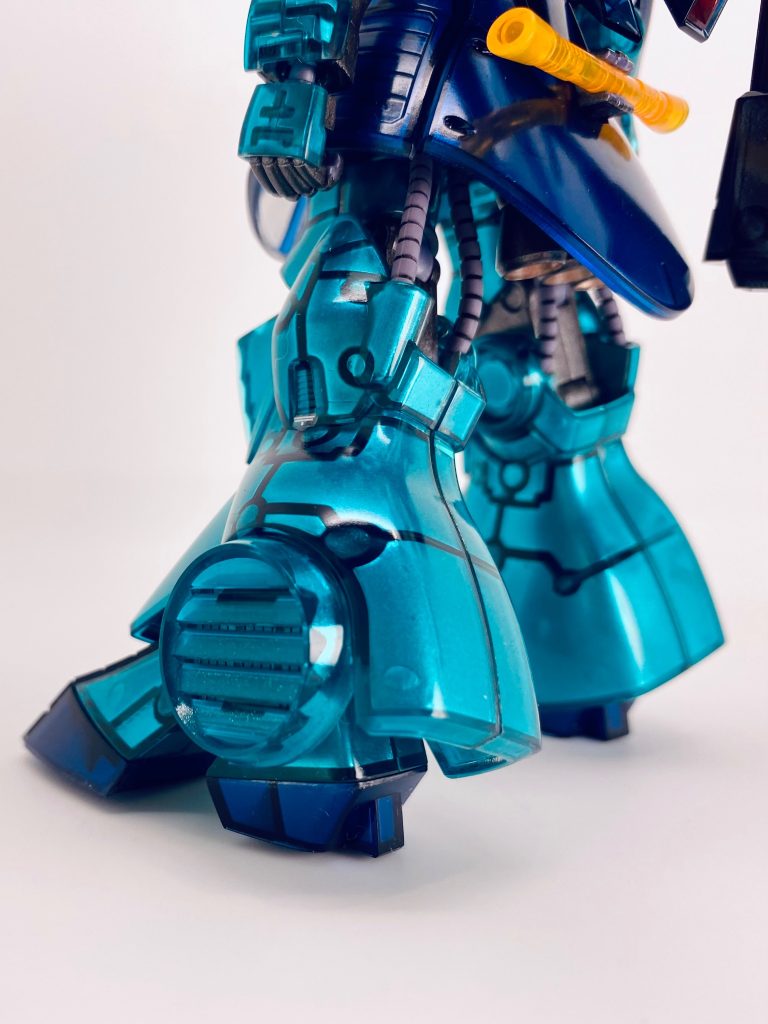 ガンダムマーカーは、はみ出たところが簡単に拭き取れるので作業が楽ですね。メッキ感もかなりいい感じに仕上がったと思います。
