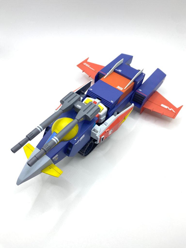 1/144 旧キットGアーマー。Aパーツが大きいのが特徴です。旧キットらしくパーツ構成が少なく組むのは楽。翼の回転軸は切り飛ばして3mmジョイント仕込めばストレスなく遊べます。砲台の稼働はピンを切り飛ばしてボールジョイントにすればGブル時もカッコよく飾れるかと。