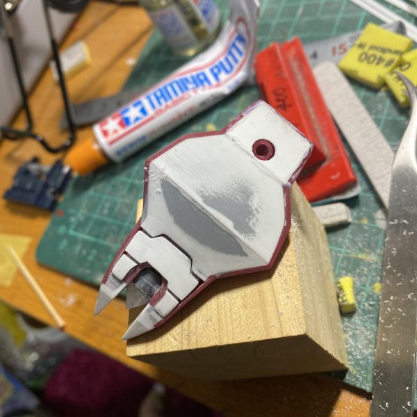 アニメ版ガンダムエピオンを目指してプロポーションを変更して制作しています。各所に手を入れていますので説明は割愛させていただきます。アニメのエピオン初登場シーン「その名はエピオン」のエピオンを目指しています。MGとのミキシングも考えましたがアニメ版とはことなるので旧キットをチョイスしましたウィングはHGエピオンのウィングを2体分使用して製作稼働は考えていないのでキットそのままです。（5枚目）