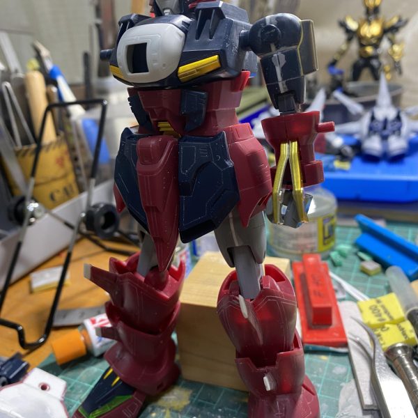 アニメ版ガンダムエピオンを目指してプロポーションを変更して制作しています。各所に手を入れていますので説明は割愛させていただきます。アニメのエピオン初登場シーン「その名はエピオン」のエピオンを目指しています。MGとのミキシングも考えましたがアニメ版とはことなるので旧キットをチョイスしましたウィングはHGエピオンのウィングを2体分使用して製作稼働は考えていないのでキットそのままです。（3枚目）