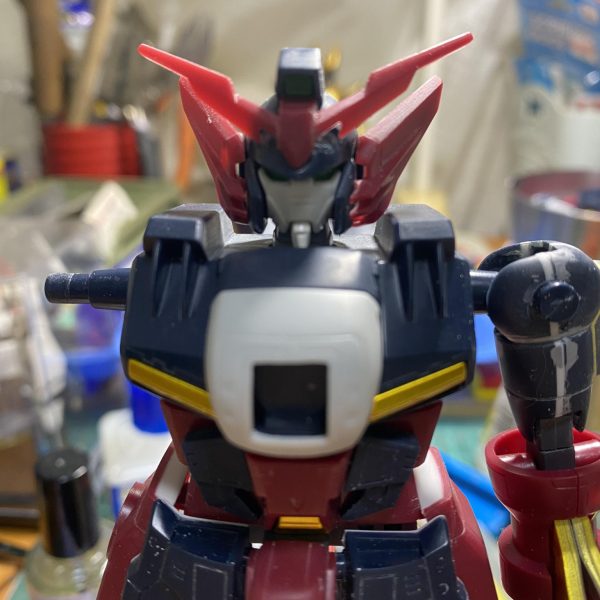 アニメ版ガンダムエピオンを目指してプロポーションを変更して制作しています。各所に手を入れていますので説明は割愛させていただきます。アニメのエピオン初登場シーン「その名はエピオン」のエピオンを目指しています。MGとのミキシングも考えましたがアニメ版とはことなるので旧キットをチョイスしましたウィングはHGエピオンのウィングを2体分使用して製作稼働は考えていないのでキットそのままです。（2枚目）
