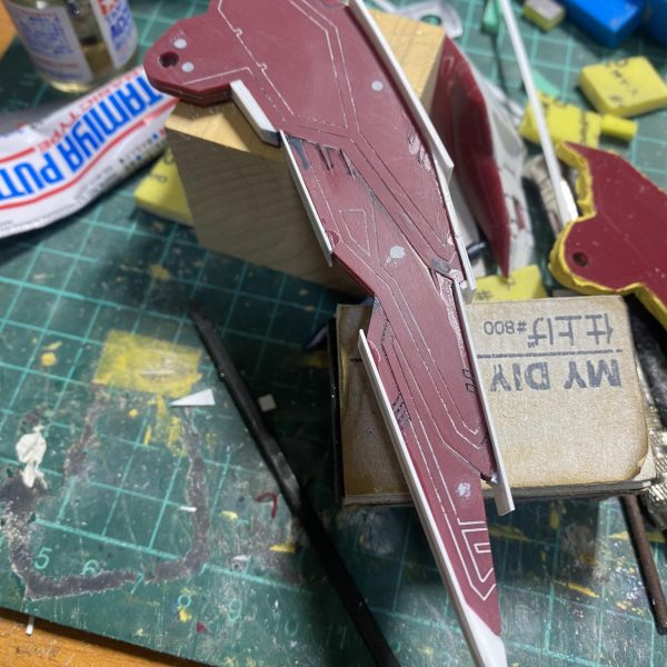 アニメ版ガンダムエピオンを目指してプロポーションを変更して制作しています。各所に手を入れていますので説明は割愛させていただきます。アニメのエピオン初登場シーン「その名はエピオン」のエピオンを目指しています。MGとのミキシングも考えましたがアニメ版とはことなるので旧キットをチョイスしましたウィングはHGエピオンのウィングを2体分使用して製作稼働は考えていないのでキットそのままです。（4枚目）