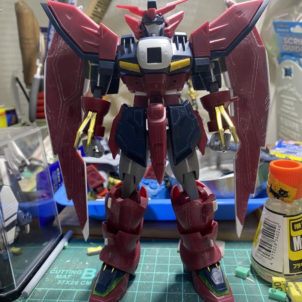 アニメ版ガンダムエピオンを目指してプロポーションを変更して制作しています。各所に手を入れていますので説明は割愛させていただきます。アニメのエピオン初登場シーン「その名はエピオン」のエピオンを目指しています。MGとのミキシングも考えましたがアニメ版とはことなるので旧キットをチョイスしましたウィングはHGエピオンのウィングを2体分使用して製作稼働は考えていないのでキットそのままです。（6枚目）