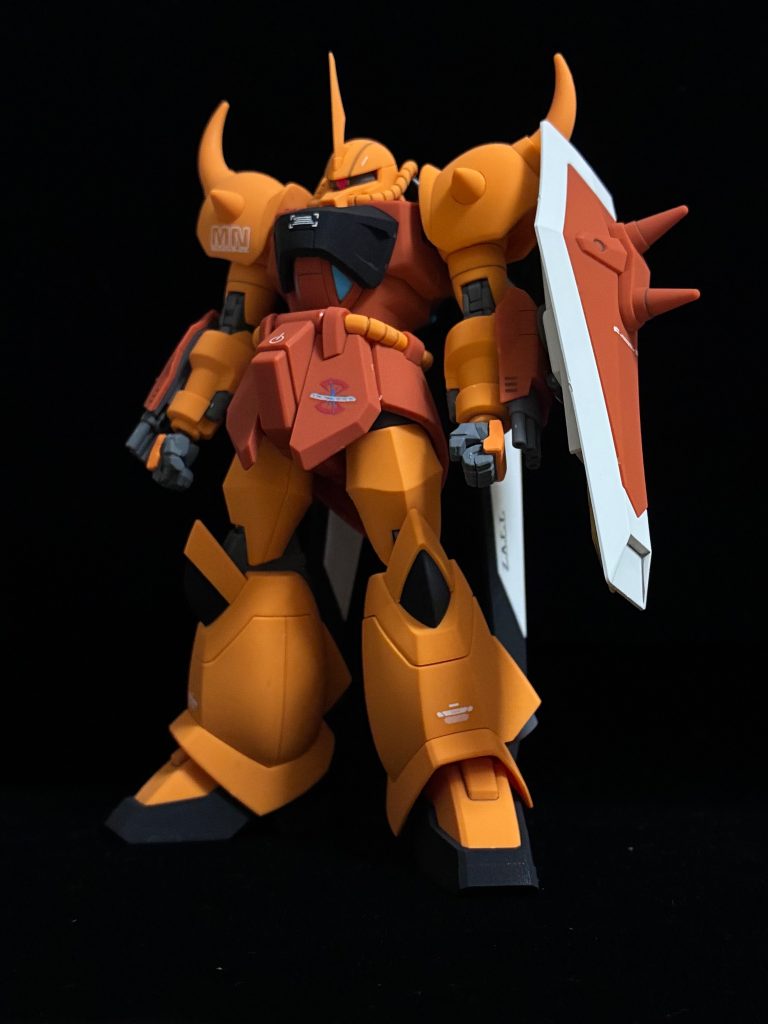両握り手は形状の近かった連邦系から流用しています。MP-1Eランナーのものです。手甲に関してはキット付属のものとディテール感を合わせるため、モールドのないHGUC Ez-8から流用しています。モノアイはHアイズを取り付け、蛍光ピンクで塗装しております。